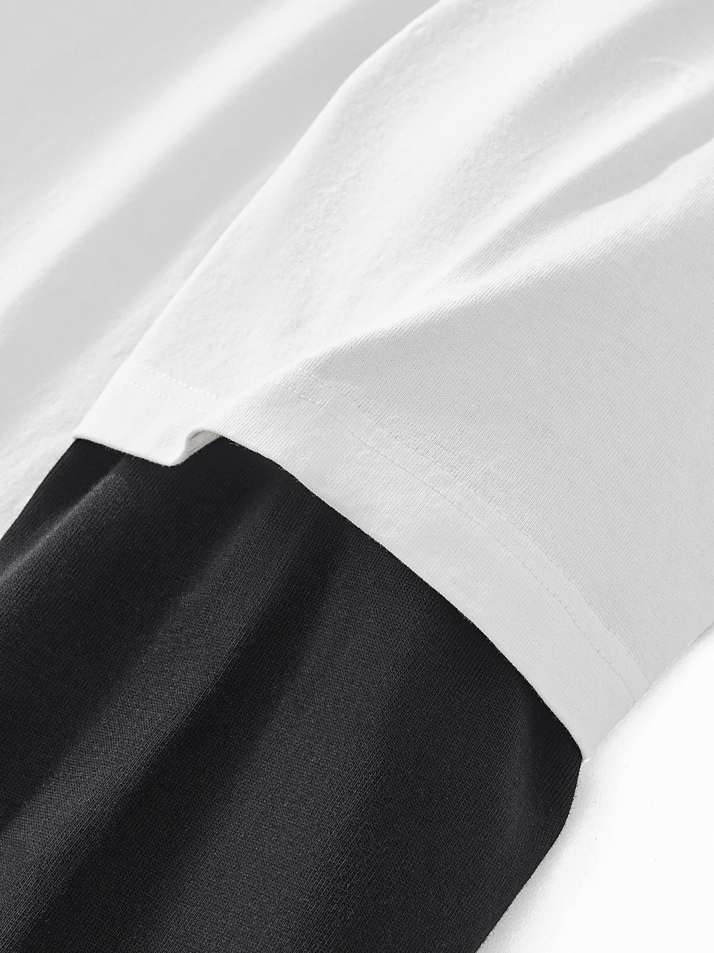 T-Shirt aus Baumwolle mit geschichteten Kontrastärmeln